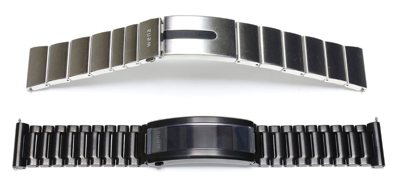 銀色の方が従来モデルwena wrist proで、黒い方が最新モデルwena 3 metal。wena wrist proは時計バンドとしてはけっこうゴツく、バンドの柔軟さは十分ではあるが、その過剰気味の重厚さにやや違和感があった。wena 3ではそういった違和感が大きく解消され、より自然な装着感となっている。wena wrist proはバックルおよび数個のコマに回路などが組み込まれていたが、wena 3ではバックル内のみに回路などを実装。そんな差異が、バンドの着け心地の差につながっている。