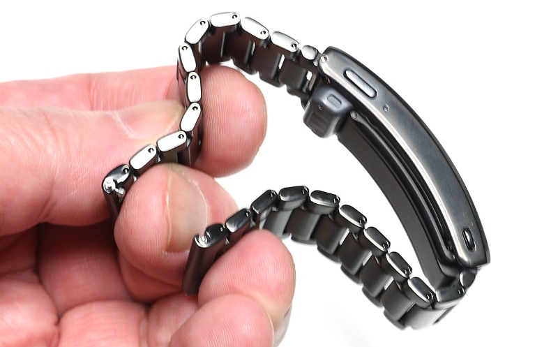 wena 3 metalのバックル以外のバンド部分は、普通の腕時計用メタルバンドと同様、しなやかとも言える可動性を備えている。腕にイイ感じでフィットして快適。