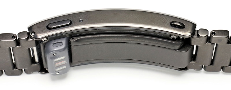 wena 3 metalのバックル部分は普通の腕時計のそれと比べるとちょっと厚めで、裏面には心拍センサーの出っ張りがあったりもする。しかし、装着していてそれらに違和感を感じることはない。