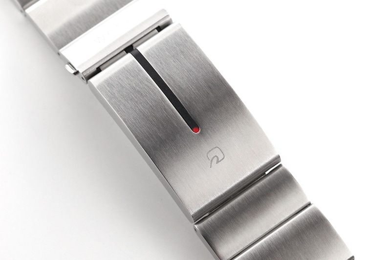 左が初代wena wrist、右がwena wrist pro。情報の表示においては、どちらも一般的なスマートウォッチに遠く及ばなかった。まあこのシンプルさが良いとも言えるが……。