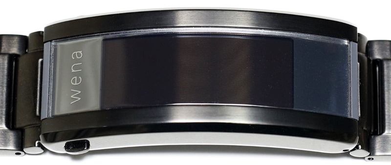 こちらはwena 3 metal。バックル部中央の約12×30mmくらいのエリアがディスプレイで、グレースケール表示の有機ELディスプレイだ。ディスプレイ右側には通知用のフルカラーLEDも埋め込まれている。