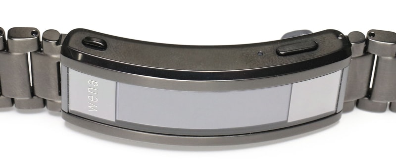 バックル横側にはディスプレイを表示させるボタンがある。写真では右側がそのボタン。左に見えるのはバックルのロック解除ボタンで、反対側にもある。