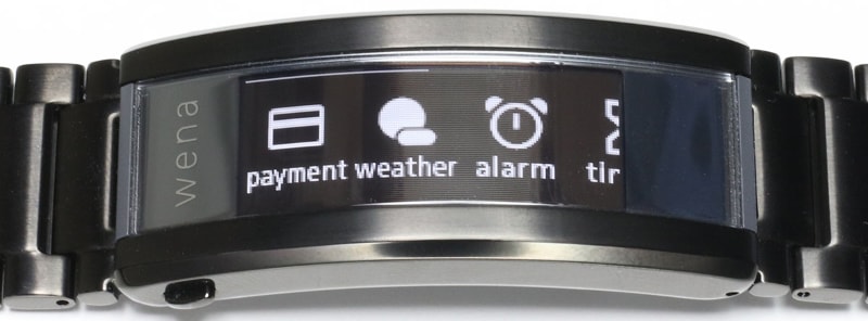 ホーム画面のアイコンをタップするとそれに応じた表示がなされる。上下左右へスワイプ操作を行うと、メニュー画面が出たり、あるいは電子マネー表示になったり。階層が浅いUIなので、少し操作して慣れればスムーズに利用していける。写真はメニュー表示で、ホーム画面で下にスワイプすると表示される。