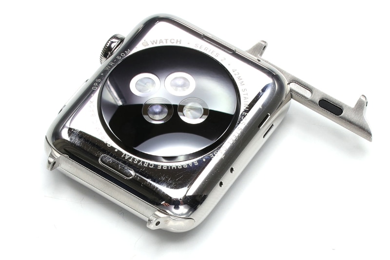 変換アダプターを使うと、Apple Watchに一般的な腕時計バンドを装着できるようになる。