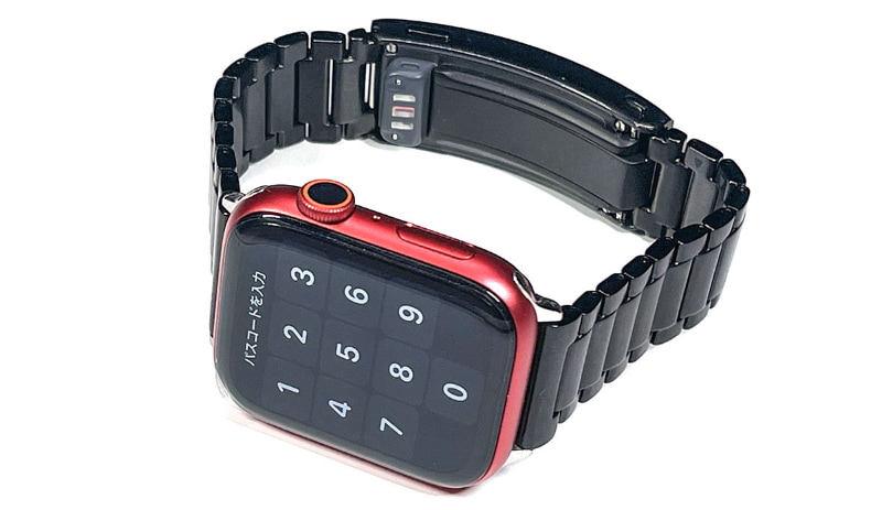 こんなふうに合体完了。両者のスキルが継承された新デバイスなので悪魔合体と言えるらしい!!!　ちなみに、wena 3 leatherやwena 3 rubberをApple Watchと合体させることも可能だと思うが、どちらの機種もApple Watch裏面をバンドが覆ってしまい心拍計などが機能しなくなるので、現実的ではない。……Apple Watchと悪魔合体はwena 3 metalがオススメだョ!!!