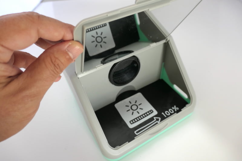 フタの裏側は鏡になっている