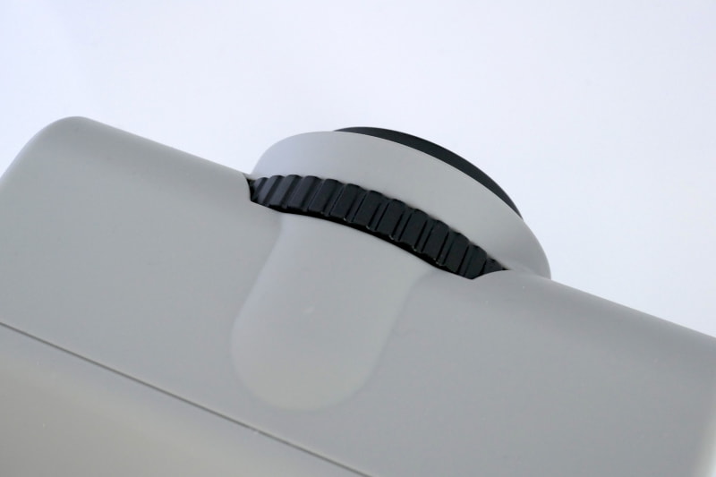 このダイヤルを回して、投射サイズやピントを調整。この作業に少々時間がかかるので、見たい場所に設置して、調整を終えてから再生するのがベター