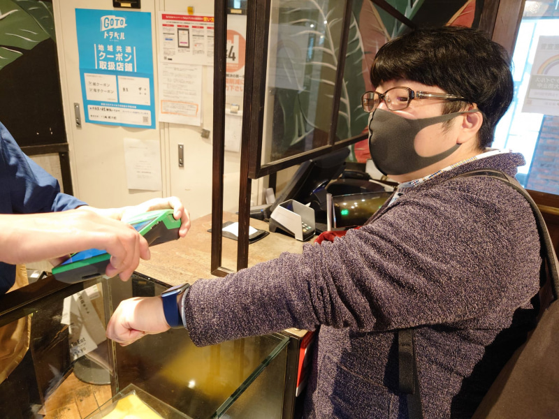ランチ後、Apple WatchでのPayPay払いにチャレンジ中の筆者（撮影：石野純也さん）