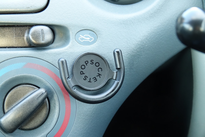 筆者はエアコンパネルの隙間につけた。装着時にはシリコンオフなどで脱脂したほうが良い