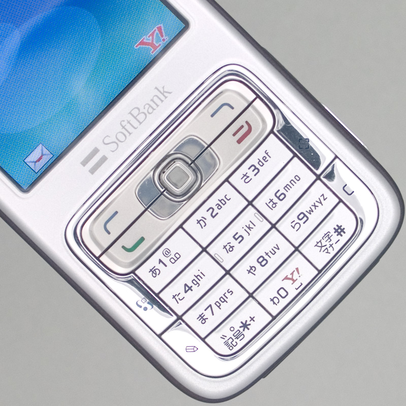 キーボードは日本の携帯電話ではあまり見られない独特な配置