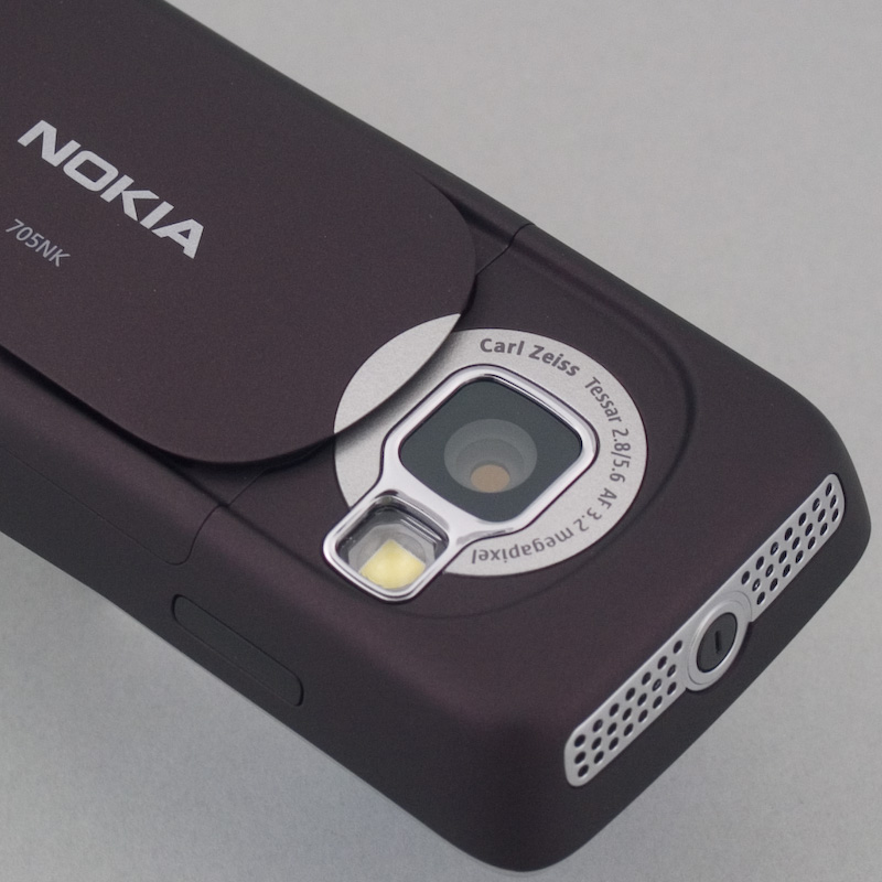 カメラ部分にはスライドタイプのカバーを搭載