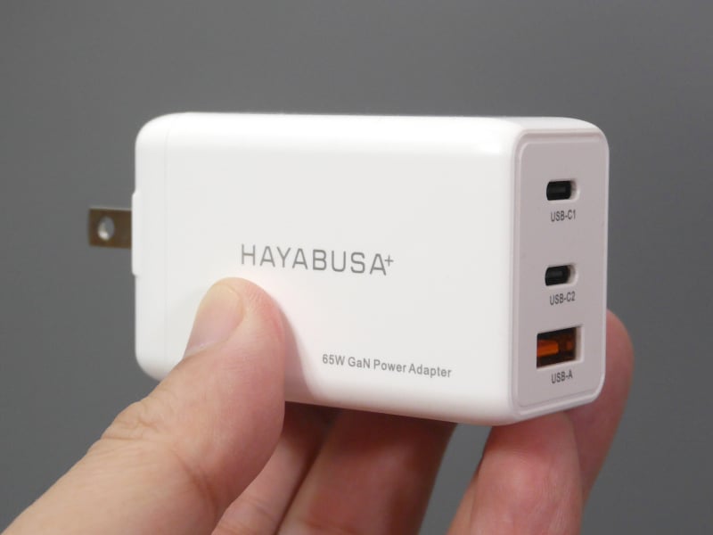 製品本体。ボディがずんぐりした他社製品と異なり、全体的に細長いのが特徴。もちろんPSE認証も取得している