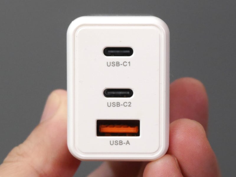 そのぶん高さ41mm、幅29mmと、断面側がコンパクトだ。USB Aポートと合わせて3ポートを搭載するのも珍しい