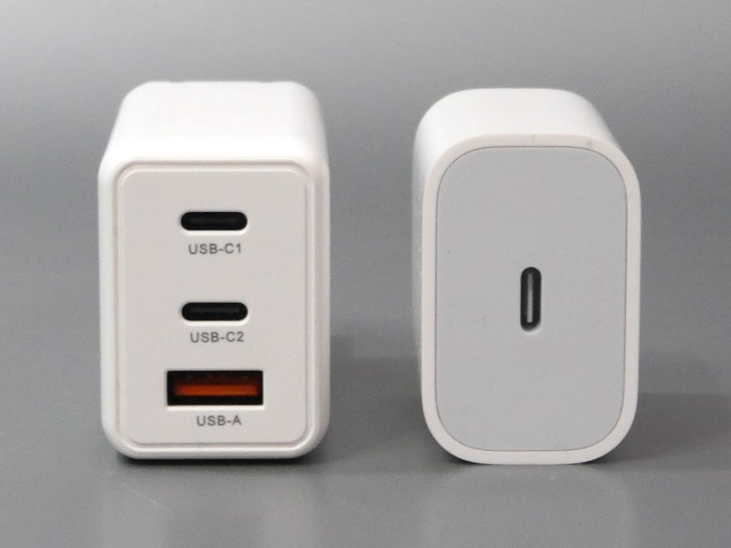 iPhone/iPadなどに付属するApple USB-Cアダプターとの比較。断面はほぼ同じ面積だ