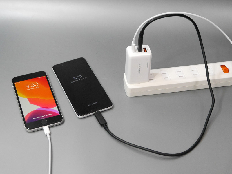 スマホを2台同時に急速充電できる。この場合、片方は最大18Wまでに制限される