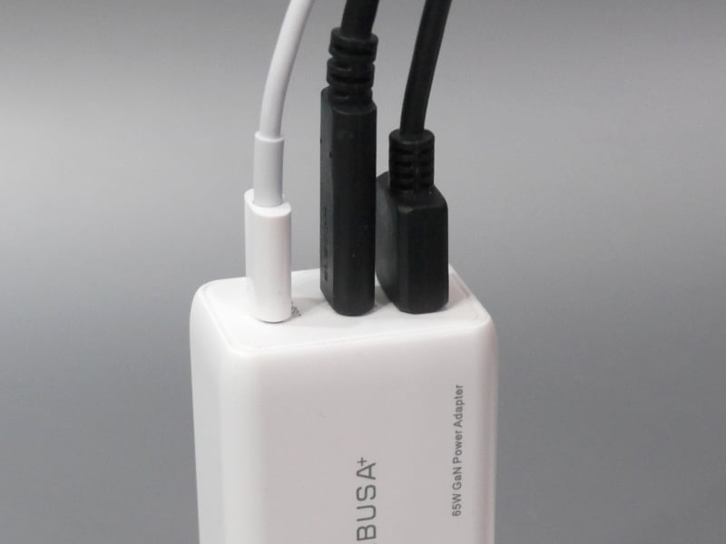 3ポート同時に接続した状態。いざという時にUSB Aポートも使えるのは安心感がある