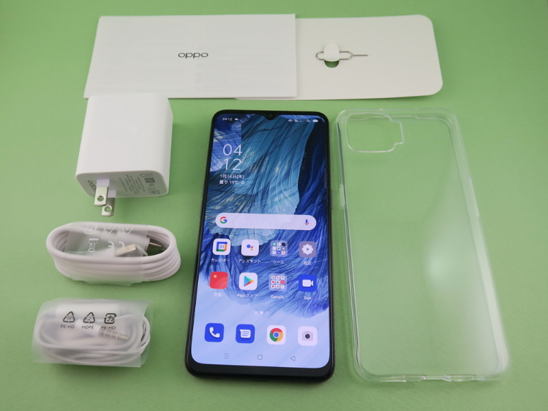 パッケージには急速充電対応ACアダプター、USBケーブル、イヤホン、クリアケースなどが同梱されている