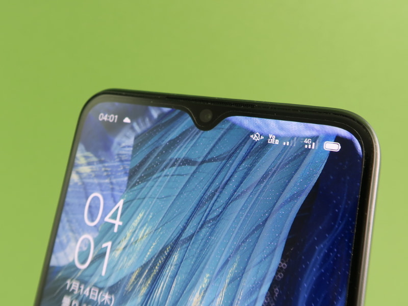 インカメラはディスプレイの上部の小さな水滴型ノッチに収められている