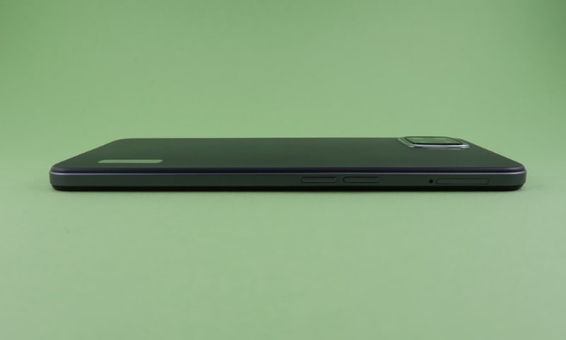 左側面は分割式の音量キーとSIMカードスロットを備える