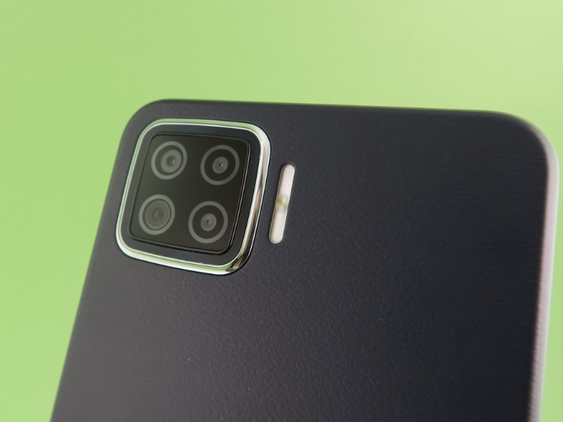 背面に4眼カメラを搭載。メインレンズと超広角レンズに、モノクロレンズ（輝度センサー）とポートレートレンズ（深度センサー）を組み合わせる