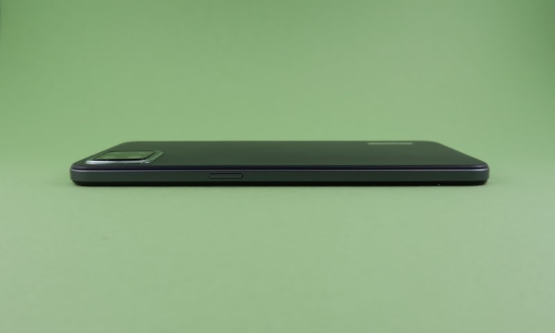 右側面は電源キーのみ。ボディの薄さがよくわかる。カメラ部の突起も少ない