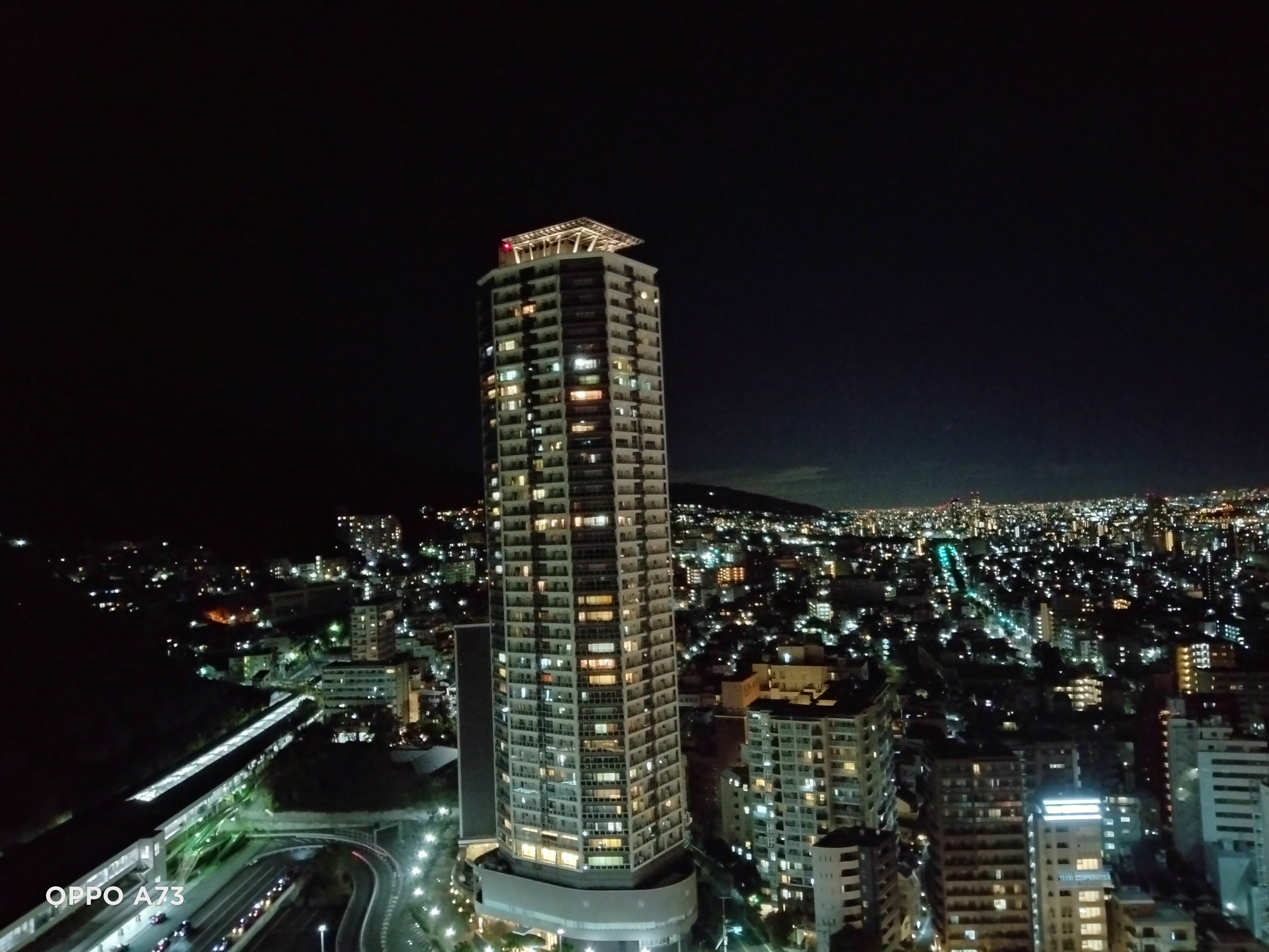 ホテルのガラス窓越しにメインレンズで夜景を撮影。ちょっと物足りない感も残るが十分にきれいなレベル
