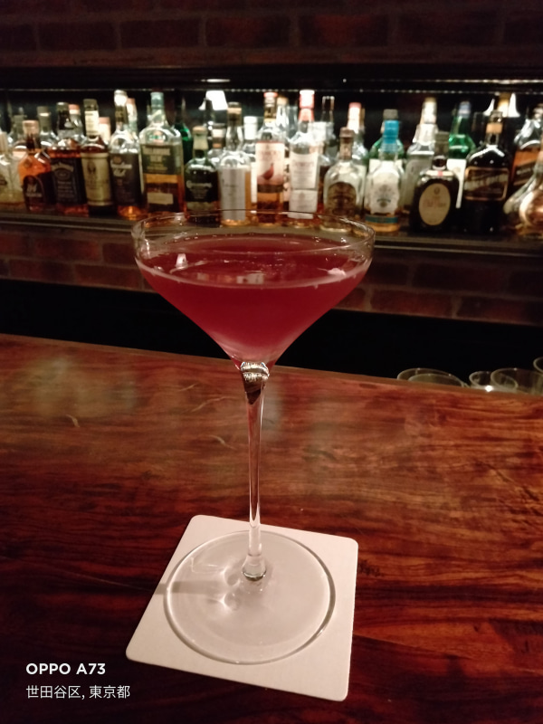 薄暗いバーで撮影。明るく撮影できているが、クッキリ感が足らない
