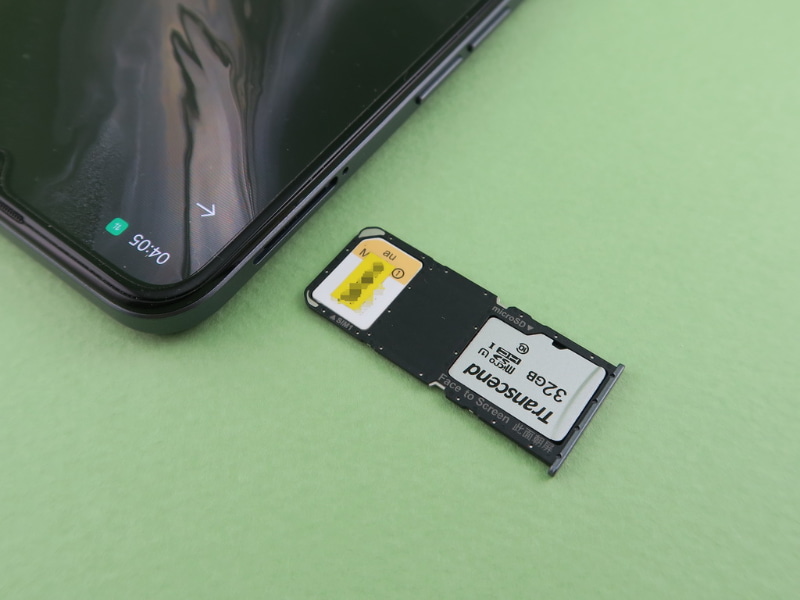 SIMカードトレイにはnanoSIMカードとmicroSDメモリーカードを1枚ずつ装着できる