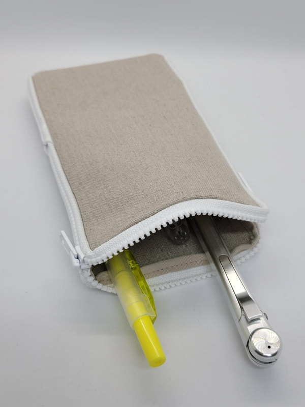 2つのジッパーの開放位置で封筒状のこういう使い方も便利だ