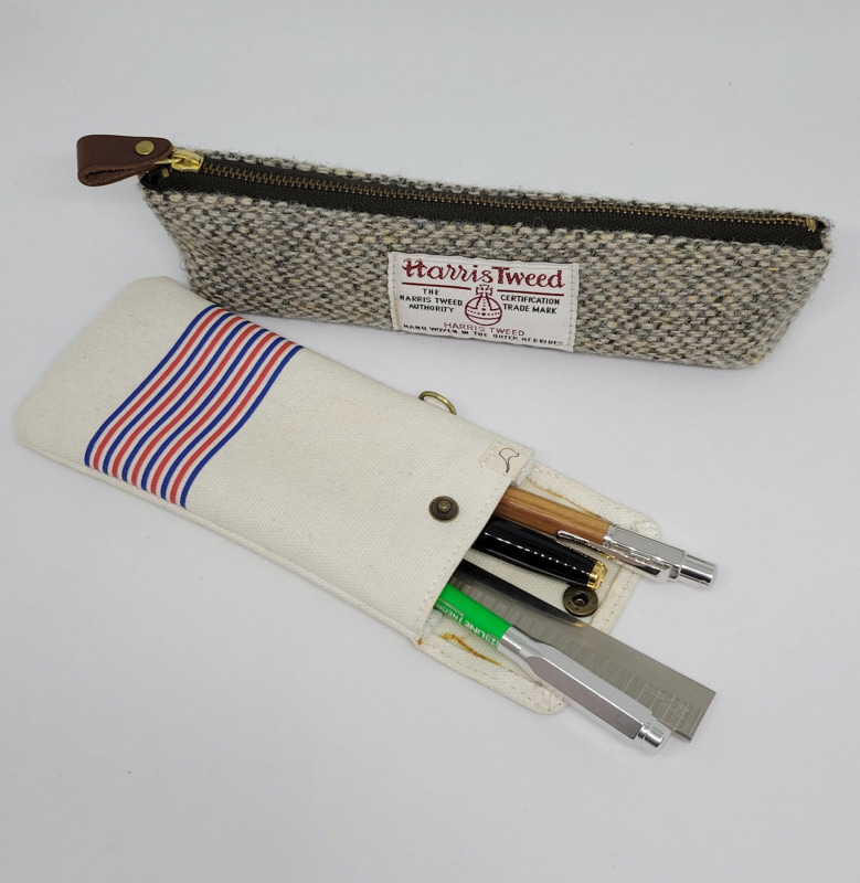 季節に応じて数本の筆記具を収納できるペンケースを交換して使うのも楽しい