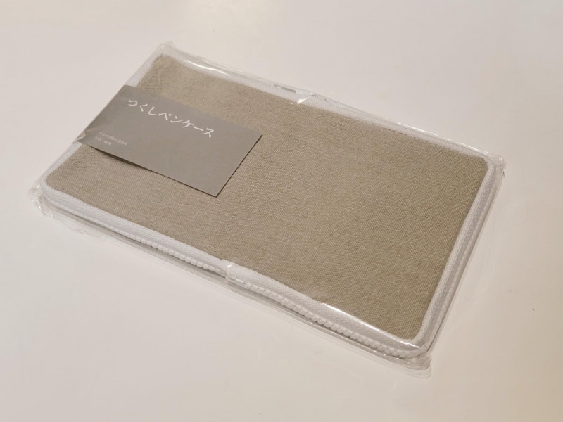 つくしペンケースのリネン帆布＋ホワイトファスナーモデルを買った。ファスナーは色違いで他に青と黒のモデルがある