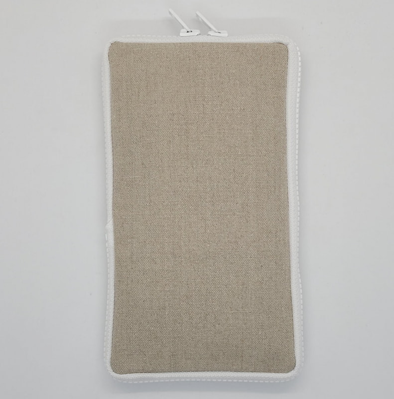 フラットデザインでほぼ周囲前面ファスナーが特長だ