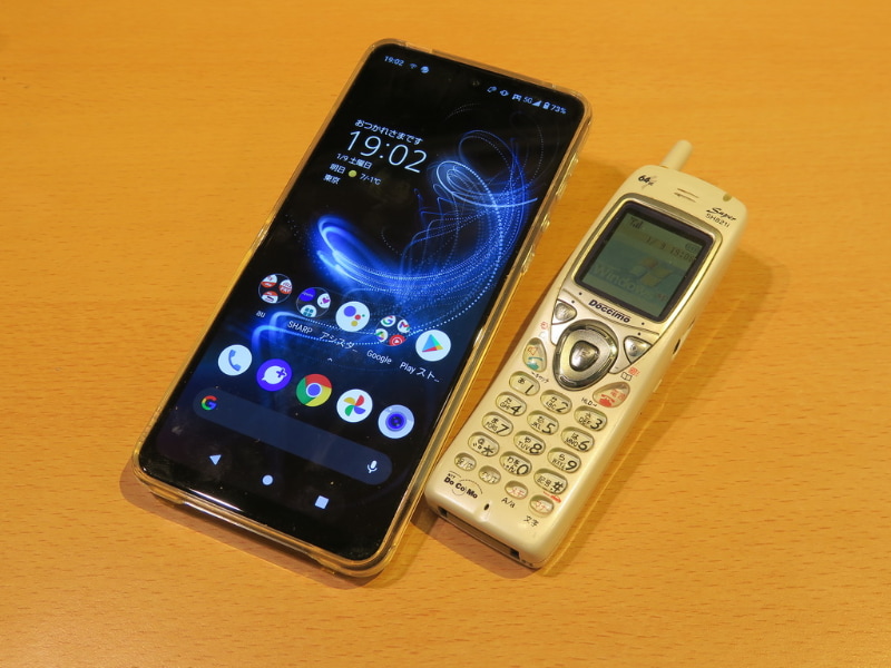 auの5G対応端末「AQUOS zero5G basic DX SHG02」（左）、NTTドコモのPDC/PHS対応端末「スーパードッチーモ SH821i」（右）。SH821iはコードレスホンの子機として、現在でも稼働中