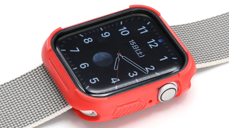 こちらはApple Watchのサイドを中心に保護するバンパー的なプロテクター。画面プロテクターによっては、こういったバンパーと併用できるものもある。