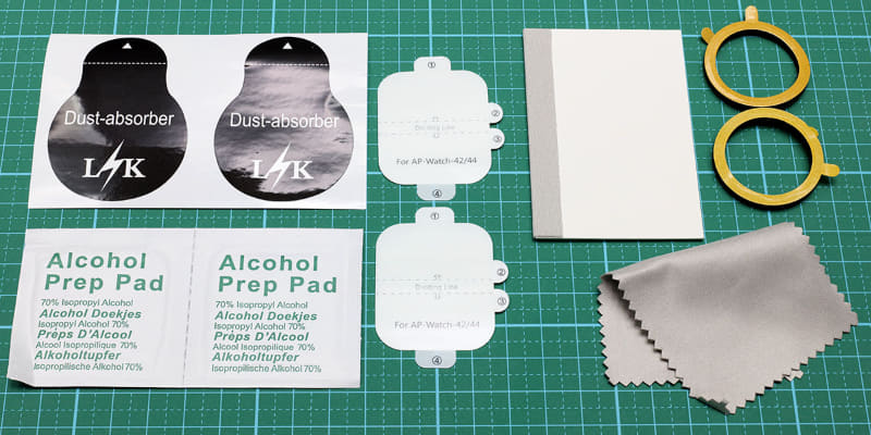 パッケージの中身は、TPUフィルム、画面クリーナー各種、ヘラ、Apple Watchを机上面に固定するための両面テープ的な治具。この製品はフィルム6枚入りだったが、右下の布以外は全て6つずつ同梱されていた。複数のフィルムがセットになったものを買うことをオススメする。詳しくは後述するが、フィルムの貼り方を理解しつつ作業に慣れないと「失敗しがち」だから。薄く小さいので貼り直しはほぼ不可能だと思われる。