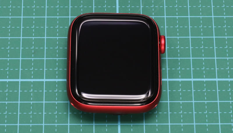 そこにApple Watchを貼り付ける。治具の粘着力は強く、かなり安定的にフィルム貼り作業ができるようになる。