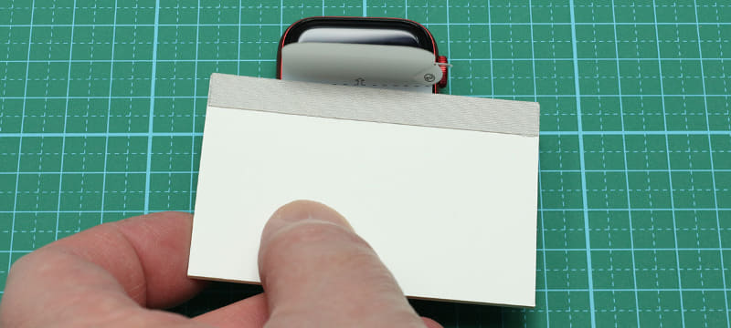 2番目の剥離紙は画面側にある。これを立てるようにし、付属のヘラで押して剥がしつつ、フィルムを画面に貼っていく。