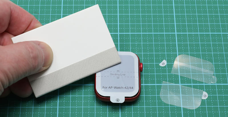 3番目の剥離紙も同様。4番目の剥離紙が残った状態で、剥離紙上面と上下左右のカーブにフィルムが密着するよう、ヘラでなじませる。あるいは、剥離紙上面(画面に接する部分)のみヘラで密着させ、4番目の剥離紙を剥がしてから指を使って画面周囲へフィルムを密着させる方法もある。