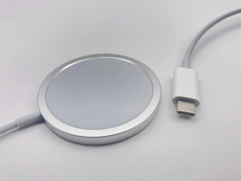 純正のMagSafe充電器。4500円（税別）とそこそこお手頃だが、長さが1mのものだけなのが若干不便。持ち歩き用に短いのも欲しいです！