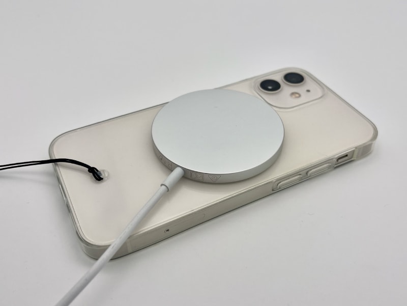 薄いケースならMagSafeは十分に貼り付く（保持力は若干落ちるけど）。iPhone 12シリーズを持っているなら、1本は買っておくことをオススメしたい