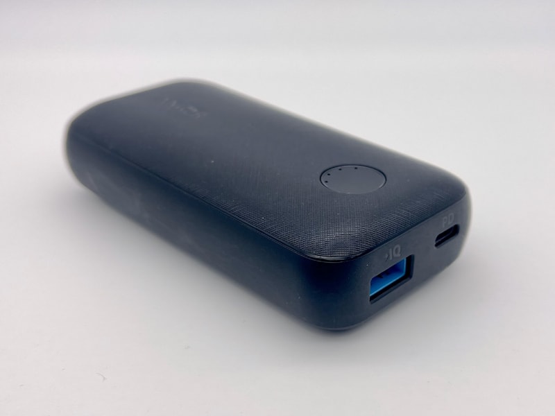 Ankerのモバイルバッテリー。Type-Cで入力も出力もできるし、普通のUSBでの出力も可能。大容量でなくても1台あると便利