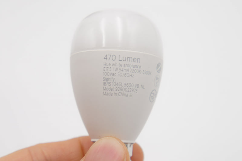 E17のHueは407ルーメン。半分の光量しかないので、かなりの暗さが期待できる