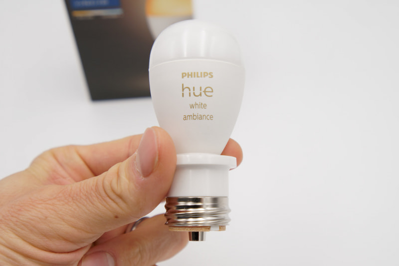 E26の電球ソケットに取り付けられるよう、変換アダプターを組み合わせた