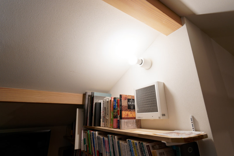 参考までに最大光量も比較。こちらはE26。完全に白飛びする明るさ