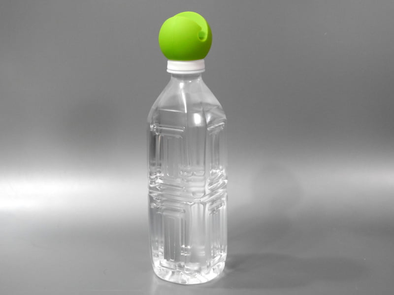 ペットボトルに装着したところ。径が多少違っていても問題なく対応する