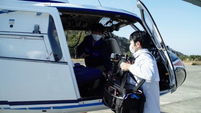 小型携帯電話基地局をヘリコプターに搭載するようす