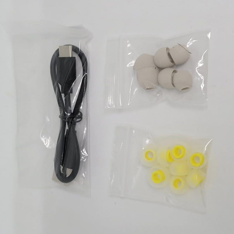 同梱品のコンフォートタイプイヤーピース（黄色）は耳への装着では密閉感と同時に快適なフィット感を提供してくれる秀作だ