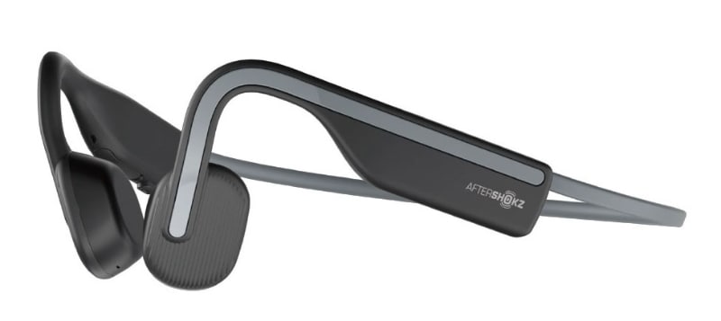 AfterShokzの<a href="https://aftershokz.jp/products/bone-conduction-headphone-openmove" class="strong b">「OPENMOVE」</a>。2020年9月18日に発売された骨伝導ワイヤレスヘッドセットで、ノイズキャンセリング対応マイクを内蔵。価格は9090円（税別、以下同）。
