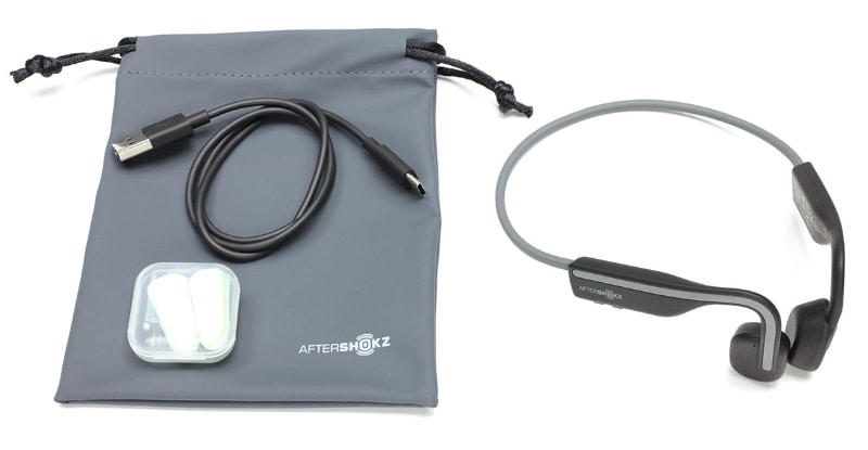 パッケージにはOPENMOVE本体のほか、USB-C充電ケーブル、キャリングポーチ、イヤープラグ（耳栓）、取扱説明書が同梱されている。