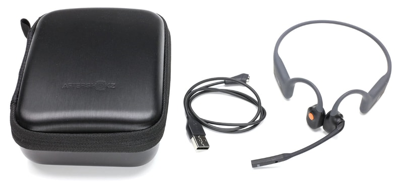 パッケージにはOPENCOMM本体のほか、専用のマグネット充電ケーブル、キャリーケース、説明書類が同梱されている。